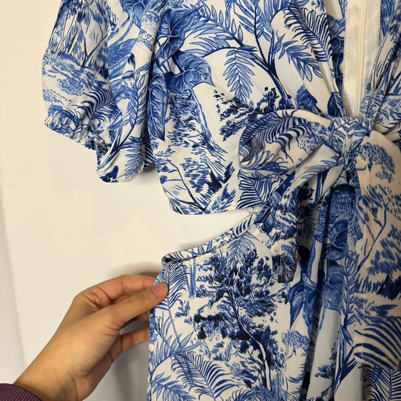 Cider Blue and White Tie Front Short Sleeve Mini Dress with Side Cutouts Size S - Picture 2 of 5